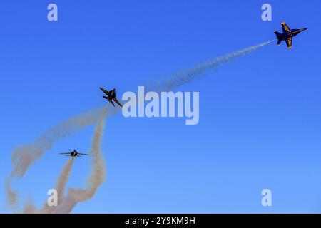 März 2024: El Centro, CA: Blue Angels Proben vor dem Saisondebüt Präzisionskunstflugzeuge und zeigen Können und Teamwork in hochfliegenden Manövern Stockfoto