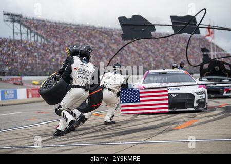 Brad Keselowski (6), Fahrer der NASCAR Cup Series, fährt auf dem Michigan International Speedway in Brooklyn MI um die Position für die FireKeppers 400 Stockfoto