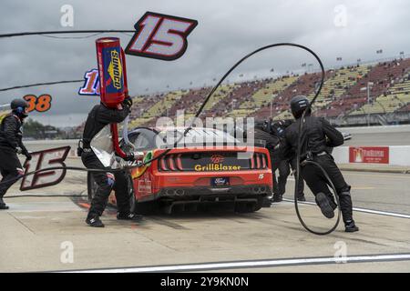 Der Fahrer der NASCAR Cup Series, J J Yeley (15), fährt auf dem Michigan International Speedway in Brooklyn MI um die Position für die FireKeppers 400 Stockfoto