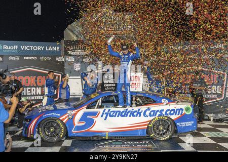 Kyle Larson (5) feiert seinen Sieg beim Cook Out Southern 500 auf dem Darlington Raceway in Darlington SC Stockfoto