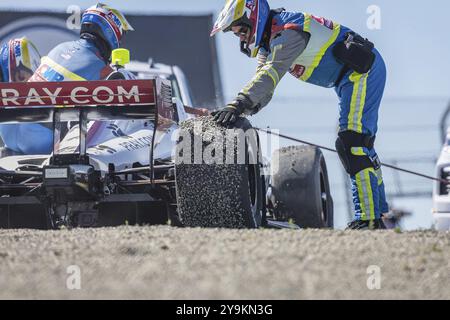 Die AMR Safety Crew arbeitet an der Unfallstelle von RAY ROBB (41) aus Payette, Idaho, als er während des Firestone Grand Prix von M eine Warnung vorbringt Stockfoto