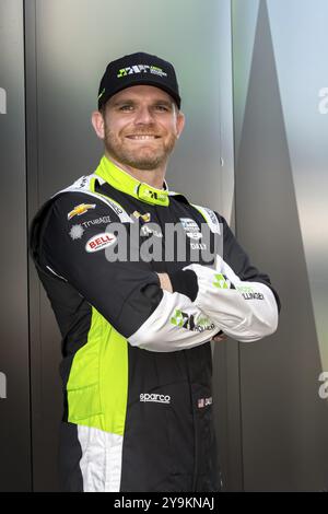 CONOR DALY (78) (USA) aus Noblesville, Indiana, posiert für Fotos mit seinem neuen Rennteam Juncos Hollinger Racing, bevor er eine Trainingseinheit für die Bomm absolviert Stockfoto