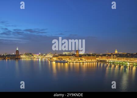 Stockholm Schweden, nächtliche Skyline am Stockholmer Rathaus und Gamla Stan Stockfoto
