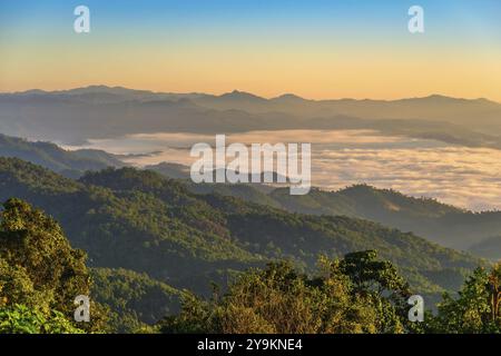 Tropischer Wald Natur Landschaft Blick mit Bergkette Sonnenaufgang mit beweglichen Wolkennebel im Huai Nam Dang National Park, Chiang Mai Thailand Stockfoto