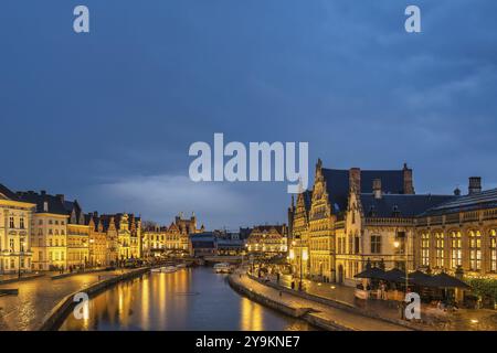 Gent Belgien, nächtliche Skyline der Stadt an der St. Michael's Bridge (Sint-Michielsbrug) mit Leie River und Korenlei Stockfoto