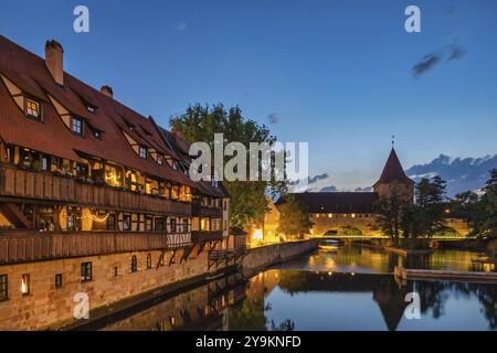 Nürnberg (Nürnberg) Deutschland, naechtliche Stadtsilhouette am Wasserturm und Pegnitzblick von der Maxbruecke Stockfoto