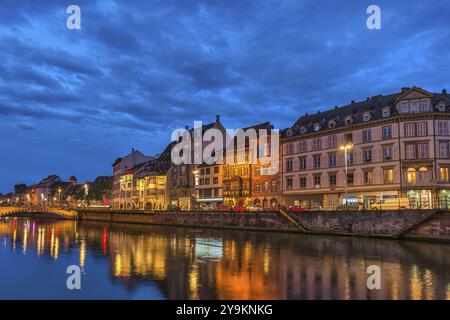 Straßburg Frankreich, farbenfrohe Half Timber House Skyline bei Nacht und Ill River Stockfoto