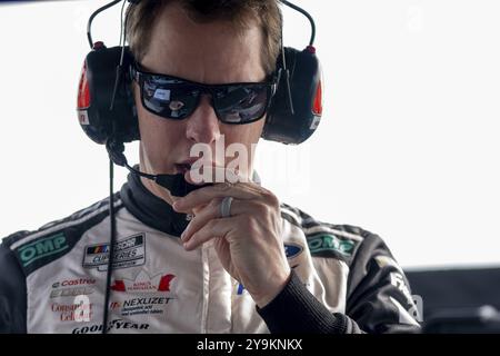 BRAD KESELOWSKI, Fahrer der NASCAR Cup Series, spricht mit seinen Ingenieuren während eines Trainings für den Toyota Owner's 400 in Richmond, VA, USA, North AME Stockfoto