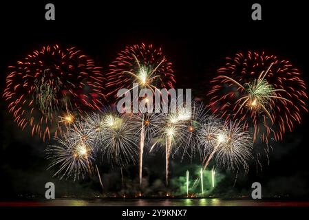 Echtes Feuerwerk-Fest, buntes Neujahrsfeuerwerk Stockfoto
