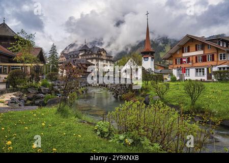 Kandersteg Schweiz, Skyline am Kander River und Evangelische Kirche Stockfoto