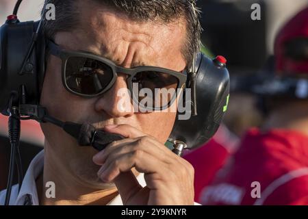 RICARDO JUNCOS, der Teambesitzer DER NTT INDYCAR-SERIE, beobachtet, wie sich seine Teams auf die Bommarito Automotive Group 500 auf dem World Wide Technology Raceway in vorbereiten Stockfoto