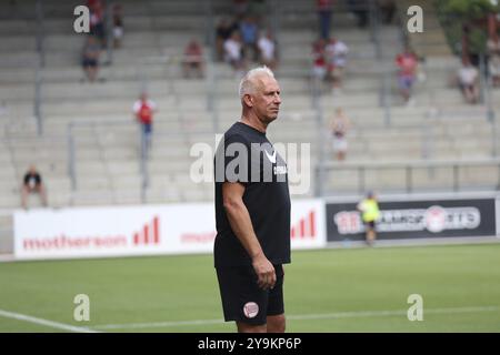 Trainer Christian Neidhart (Kickers Offenbach) sah seine Mannschaft spät im Spiel der Football-RL SW 24:25: 1. Sptg: SC Freiburg II gegen Kickers ausgleichen Stockfoto