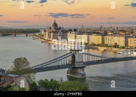 Budapest Ungarn, Skyline der Stadt bei Sonnenuntergang an der Donau mit Kettenbrücke und ungarischem Parlament Stockfoto