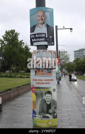 Die Wahlplakate sind derzeit das Bild am Straßenrand, wie hier in Freiburg/Breisgau Themenbild, Europawahlen und Kommunalwahlen Stockfoto