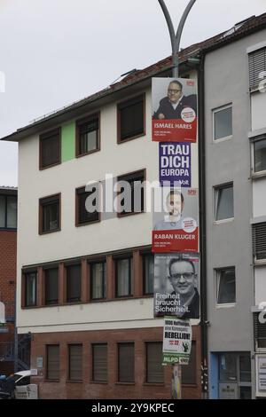 Die Wahlplakate sind derzeit das Bild am Straßenrand, wie hier in Freiburg/Breisgau Themenbild, Europawahlen und Kommunalwahlen Stockfoto