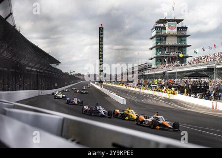 SANTINO FERRUCCI (14) aus Woodbury, Connecticut, fährt während der 108. Rennstrecke des Indianapolis 500 auf dem Indianapolis Motor Speedway Stockfoto