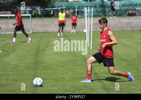 Funkelnd vor Ehrgeiz: Noah Weisshaupt (SC Freiburg) im SC Freiburg Schruns 2024 Ausbildungslager DFL-VORSCHRIFTEN VERBIETEN JEDE VERWENDUNG VON FOTOGRAFIEN A Stockfoto