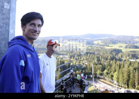 Martin Schmitt (TV-Experte / Skispringen-Experte, Eurosport, ehemaliger Weltmeister) und der Herren-Nationaltrainer Steffen Horngacher machen sich näher Stockfoto