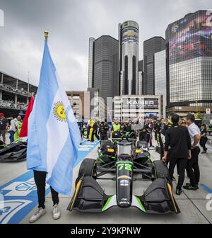 AGUSTIN HUGO CANAPINO (78) aus Arrecifes, Argentinien, steht für die Nationalhymne vor dem Grand Prix von Detroit auf dem Stre Stockfoto