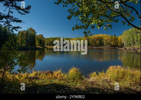 Big Beaver Reservoir auf Colorado's Grand Mesa, in Herbstfarbe Stockfoto