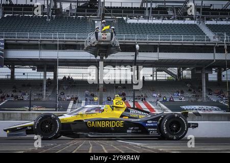 COLTON HERTA (26) aus Valencia, Kalifornien, überquert den Ziegelhof, während sie für den 108. Lauf der Indianapolis 500 auf der Indianapoli üben Stockfoto