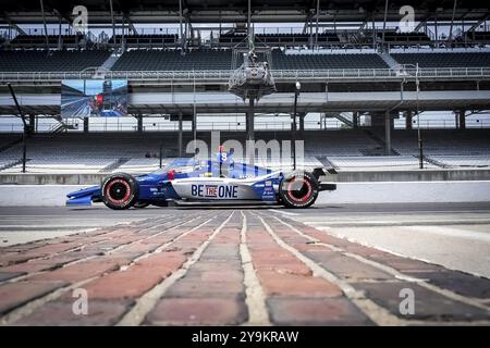 LINUS LUNDQVIST (R) (8) aus Stockholm, Schweden, überquert den Ziegelhof während eines Trainings für den Indy 500 auf dem Indianapolis Motor Speedway Stockfoto