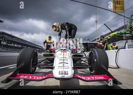 STING RAY ROBB (41) aus Payette, Idaho, schnallt sich in sein Fahrzeug, während er sich auf das 108. Rennen der Indianapolis 500 auf der Indianap vorbereitet Stockfoto