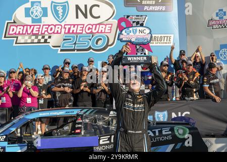 NASCAR Xfinty Series Sam Mayer (1) feiert seinen Sieg für den Drive for the Cure 250, der von BlueCross BlieSheild aus North Carolina im Charlo präsentiert wurde Stockfoto