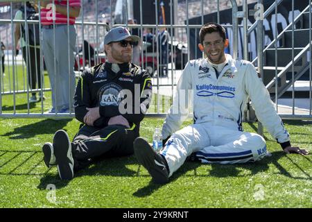 NASCAR Xfinity Driver Jordan Taylor (11) und Conor Daly (53) bereiten sich auf die Einführung des Drive for the Cure 250 vor, der von BlueCross BlieShe präsentiert wird Stockfoto