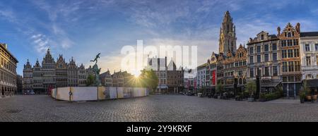 Antwerpen, Belgien, Skyline der Stadt mit Sonnenaufgang am Grote Markt (großer Markt) Stockfoto