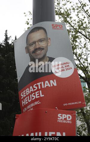 Die Wahlplakate sind derzeit das Bild am Straßenrand, wie hier in Freiburg/Breisgau Themenbild, Europawahlen und Kommunalwahlen Stockfoto