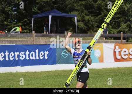 Den Moment mit dem Tagessieg genießen: Katharina Schmid (SC Oberstdorf) bei der Preisverleihung für den COC Cup Sommer Skispringen Hinterzarten 202 Stockfoto