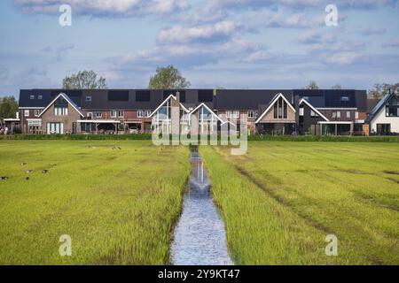 Giethoorn Niederlande, City Skyline am Kanal und traditionelles Haus im Dorf Giethoorn Stockfoto