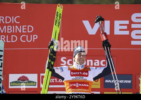 Jarl Magnus Riiber Norwegen konnte nach seinem Sieg im Schwarzwaldcup bei der FIS Nordische Kombi-Weltmeisterschaft Schonach 2024 mit der Sonne glänzen Stockfoto