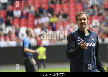 Cheftrainer Julian Schuster (SC Freiburg) zu Beginn des Trainings Fußball-Bundesliga-Verein SC Freiburg 2024 DFL-BESTIMMUNGEN VERBIETEN JEDE VERWENDUNG VON PHOTOG Stockfoto