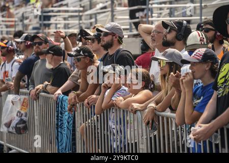 Fans beobachten, wie die Fahrer auf dem New Hampshire Motor Speedway in Loudon NH um die Position des Crayon 301 rennen Stockfoto