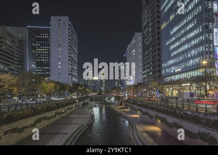 Seoul Südkorea, Skyline-Nacht der Stadt am Cheonggyecheon Stream Stockfoto