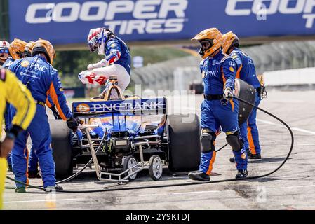 SCOTT DIXON (9) aus Auckland, Neuseeland, kommt die Grubenstraße herunter, nachdem er früh von Honda Indy 200 aufgrund einer Motorstörung am Mid-Ohio Sports Car ausgestiegen ist Stockfoto