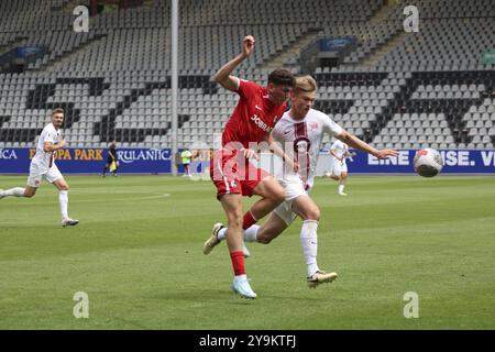 U23) im Duell mit Noel Knoth (Kickers Offenbach) beim Spiel der Football-RL SW 24-25: 1. Sptg: SC Freiburg II gegen Kickers Offenbach Stockfoto