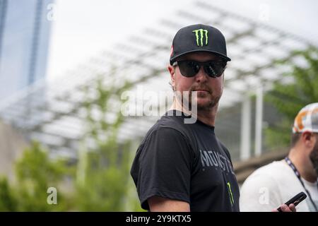 NASCAR Cup Pilot Kurt Busch beobachtet seine Teamkollegen beim ersten Grant Park 220 auf dem Chicago Street Course in Chicago, Illinois Stockfoto