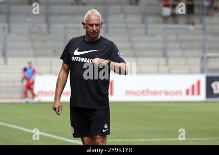 Ein ängstlicher Blick auf die Uhr: Trainer Christian Neidhart (Kickers Offenbach) beim Spiel der Fußball-RL SW 24:25: 1. Sptg: SC Freiburg II gegen Kicke Stockfoto