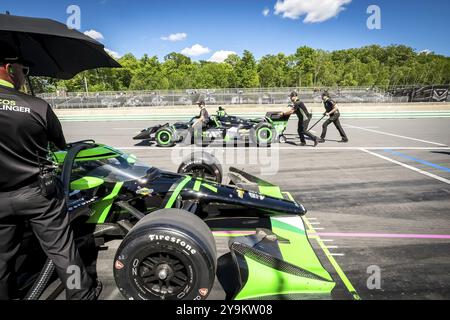 Die Crew von Juncos Hollinger Racing Chevrolet bereitet ihre Rennwagen für den XPEL Grand Prix auf der Road America in Elkhart Lake WI vor Stockfoto