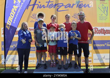 Nach dem COC Cup Sommer Skisprung, die jungen Helfer vom SC Hinterzarten, mit Organisationskomitee-Leiterin Tanja Metzler (links) und erster Chai Stockfoto