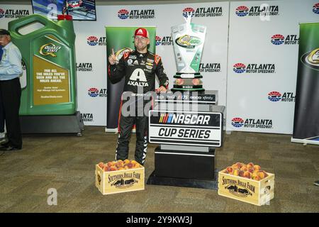 Der NASCAR Cup Driver William Byron (24) feiert seinen Sieg für den Quaker State 400 auf dem Atlanta Motor Speedway in Hampton GA Stockfoto