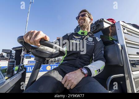 ROMAIN GROSJEAN (77) aus Genf macht Fotos und posiert mit Fans, während er sich auf das Rennen für die Eröffnungsfeier vorbereitet Stockfoto