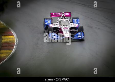 Felix Rosenqvist (60) aus Varnamo, Schweden, kommt durch Kurve 12 (Canada Corner) während eines Nasstrainings für den XPEL Grand Prix auf der Road America i Stockfoto