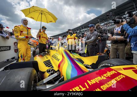 ALEX PALOU (10) aus Barcelona, Spanien, bereitet sich auf die Qualifikation für den 108. Lauf des Indianapolis 500 auf dem Indianapolis Motor Speedway in Speedway vor. Stockfoto