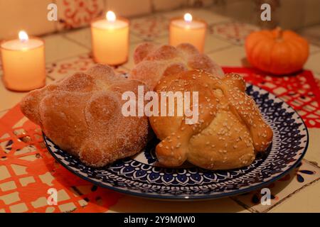 Traditionelles Pan de Muerto, Kerzen auf talavera-Öfen Stockfoto