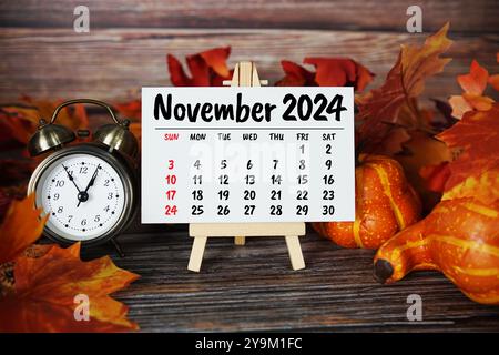 Monatskalender November 2024 mit Ahornblatt auf hölzernem Hintergrund Stockfoto