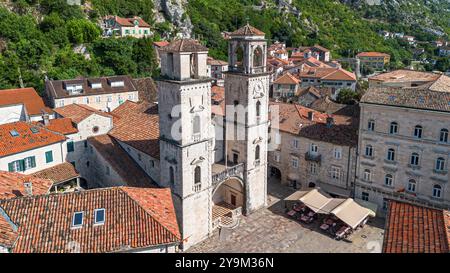 Aus der Vogelperspektive der Kathedrale von St. Tryphon in der Altstadt von Kotor am Ende der Bucht von Kotor an der Küste der Adria in Montenegro Stockfoto